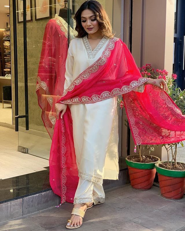 Stylish white kurta and pants with detailed pink dupatta design