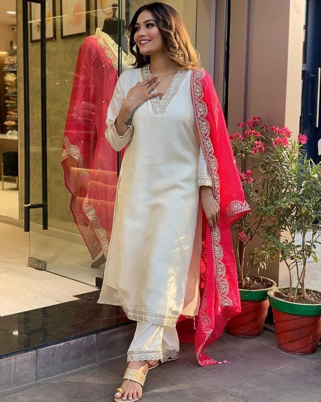 Stylish white kurta and pants with detailed pink dupatta design