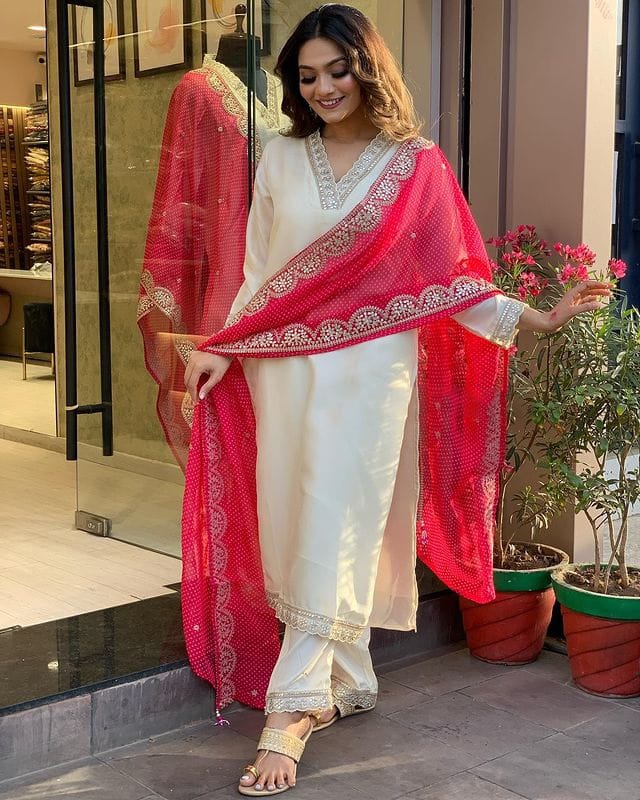 Stylish white kurta and pants with detailed pink dupatta design